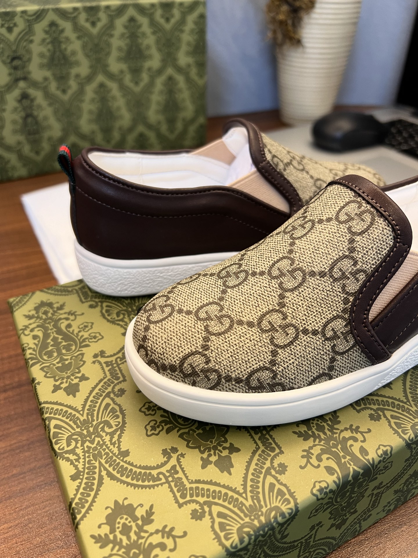 Children's shoes child